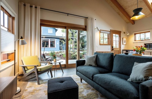 York Cottage | Gem in the Heart of Bellingham - Walk to WWU, Downtown and Waterfront