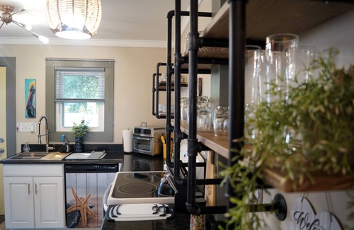 South Pensacola Cottage | ~Gem on G Street~Downtown Pensacola~Summer Getaway Time!