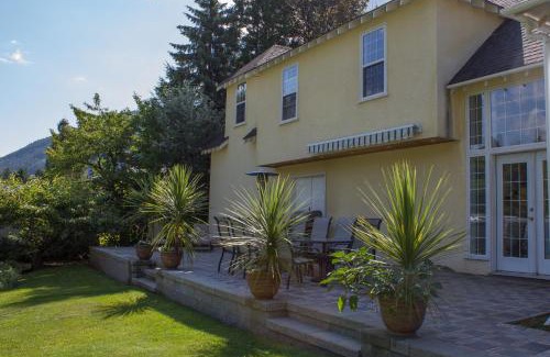 Genelle Bed & Breakfast | Genelle House B&B Guest House