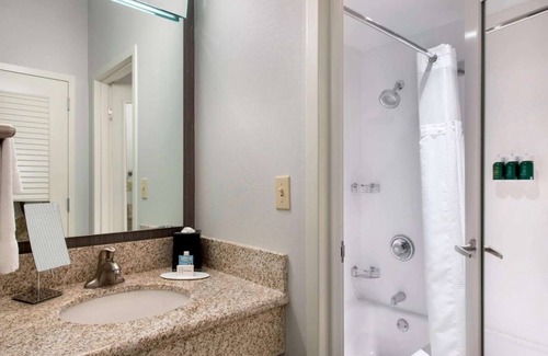 Middletown Hotel | Generously Sized Room Near the Airport w/Hot Tub & 2 Pools Access - Parking