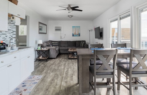 Geneva Cottage | Geneva, Direct Lakefront, Hot Tub, Ohio's Wine Country