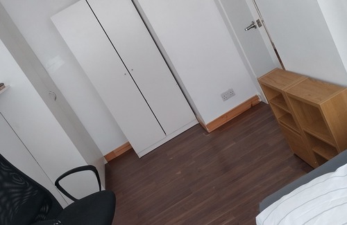Wyken House | Genuine rest. A 4bed house with driveway parking spaces and a back garden.n