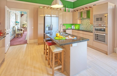 Newcastleton House | Georgian Manse, sleeps 10, 5 star, 5 bedrooms, 4 bathrooms, WIFI, dog friendly