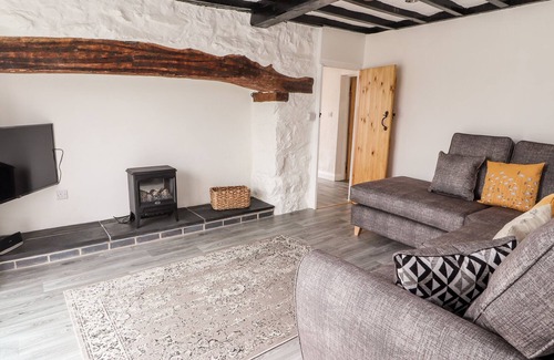 Abergele Cottage | GERDDEN ISA, family friendly, with hot tub in Llanfair Talhaiarn