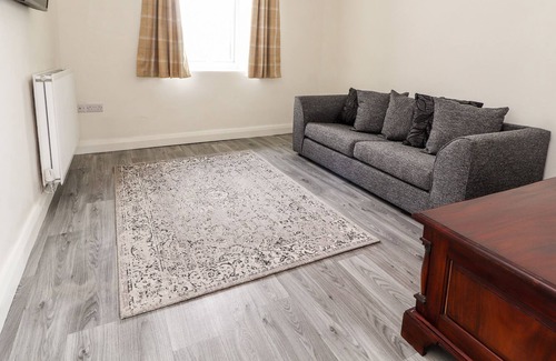 Abergele Cottage | GERDDEN ISA, family friendly, with hot tub in Llanfair Talhaiarn