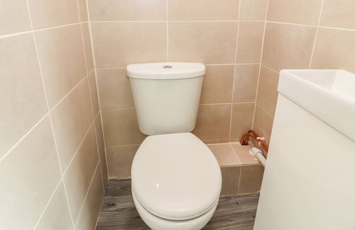 Abergele Cottage | GERDDEN ISA, family friendly, with hot tub in Llanfair Talhaiarn
