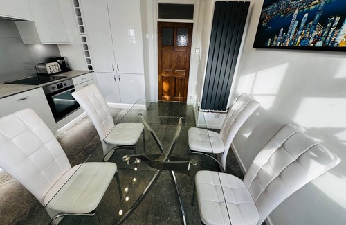 Gerrards Cross Apartment | GerrardsCross-Sleeps4-Parking-PetFriendly-Wembley