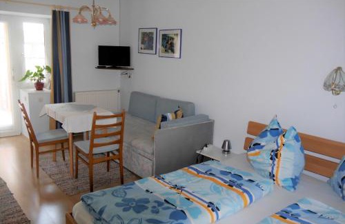 Großdietmanns House | Gertis Blumenhof Privatzimmer, Ferienwohnung