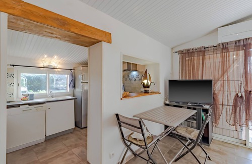Pineuilh House | Getaway at Les Pouges – Renovated House with Garden, Fast Wi-Fi, Barbecue