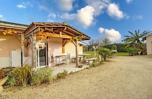 Pineuilh House | Getaway at Les Pouges – Renovated House with Garden, Fast Wi-Fi, Barbecue