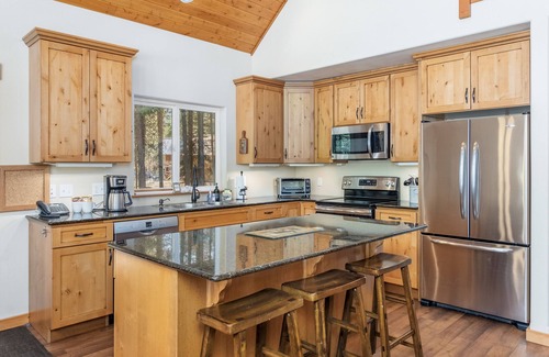 Ardenvoir Cabin | Getaway Moose-Hot Tub, Deck, WIFI, BBQ, Sleeps 6