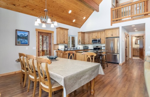 Ardenvoir Cabin | Getaway Moose-Hot Tub, Deck, WIFI, BBQ, Sleeps 6