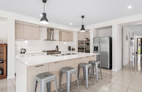 Portarlington House | Getaway on the Rise - Stylish and spacious indoor/outdoor entertainment.
