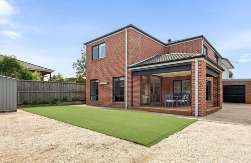Portarlington House | Getaway on the Rise - Stylish and spacious indoor/outdoor entertainment.