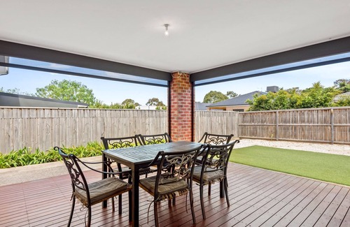 Portarlington House | Getaway on the Rise - Stylish and spacious indoor/outdoor entertainment.