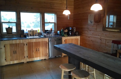 Republic House | Getaway retreat overlooking beautiful Curlew Lake