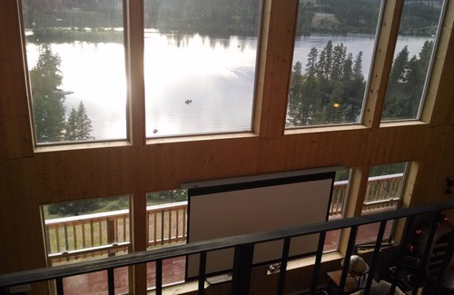 Republic House | Getaway retreat overlooking beautiful Curlew Lake