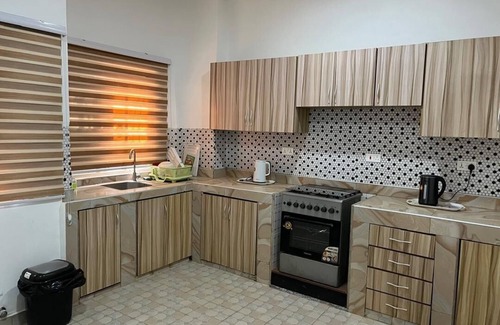 Accra House | GHL G Floor 2-bedroom Sleep 4. DSTV, WiFi and Solar for work or leisure.