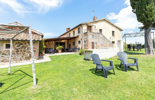 Chianciano Terme Apartment | 'Giaggiolo' Room with Mountain View, Shared Pool and Wi-Fi