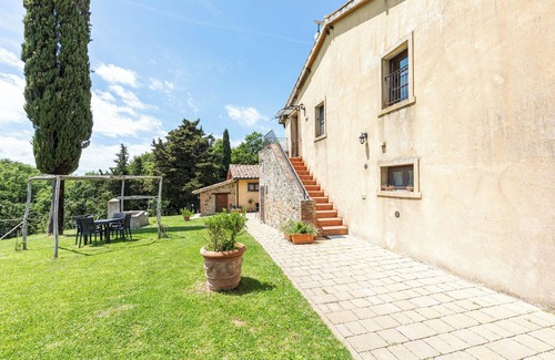 Chianciano Terme Apartment | 'Giaggiolo' Room with Mountain View, Shared Pool and Wi-Fi