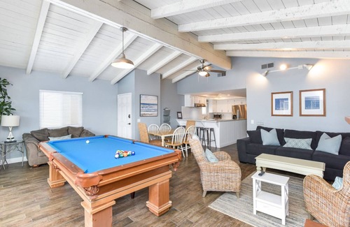 Santa Ana Heights House | Giant 7 Bedroom Duplex & 4 Car Garage on 51st St