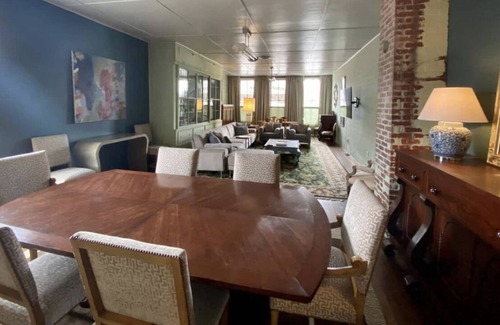 Ferdinand Condo | Giant Loft