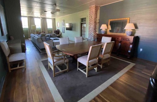 Ferdinand Condo | Giant Loft