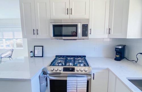 Gibsons Apartment | GIBSONS 1 BR garden suite, quiet, centrally located