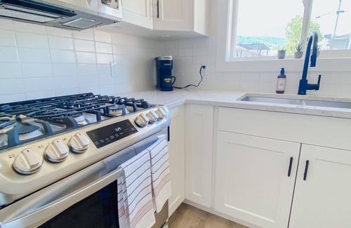 Gibsons Apartment | GIBSONS 1 BR garden suite, quiet, centrally located