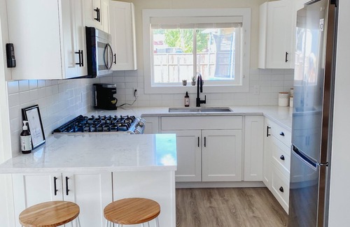 Gibsons Apartment | GIBSONS 1 BR garden suite, quiet, centrally located