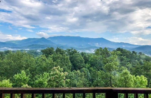 Gatlinburg - Pigeon Forge Cabin | Gigantic Views GSMNP/3.6 Miles 2 DwTn Gatlinburg
