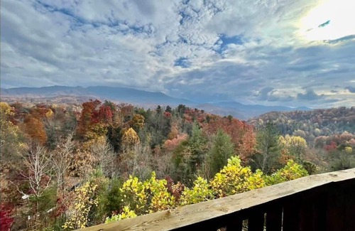Gatlinburg - Pigeon Forge Cabin | Gigantic Views GSMNP/3.6 Miles 2 DwTn Gatlinburg