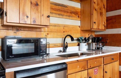 Gatlinburg - Pigeon Forge Cabin | Gigantic Views GSMNP/3.6 Miles 2 DwTn Gatlinburg