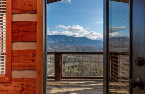 Gatlinburg - Pigeon Forge Cabin | Gigantic Views GSMNP/3.6 Miles 2 DwTn Gatlinburg
