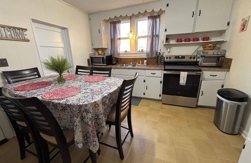 Reed Creek House | Giggling Creek Cottage: 45 Acres of Rural Bliss, BedJet, Arcades + Pet Friendly