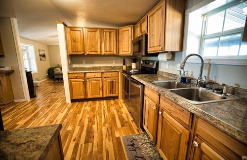 Blocker House | Gigi's Spacious Lakefront with Boat Ramp Access! Newly Remodeled, Sleeps 8!