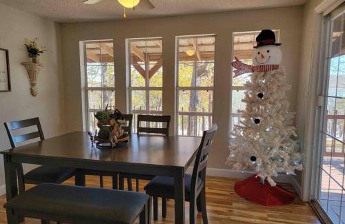 Blocker House | Gigi's Spacious Lakefront with Boat Ramp Access! Newly Remodeled, Sleeps 8!