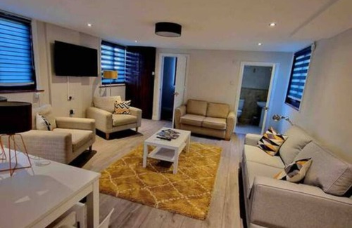 Upper Dicker House | Gildridge Estate+Large Groups+Tennis Court+Hot Tub