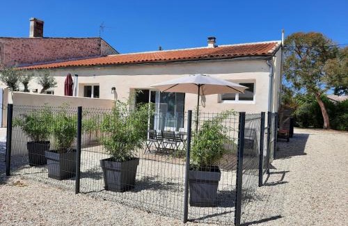 Balanzac Apartment | Gite 4 personnes avec piscine entre Saintes et Royan