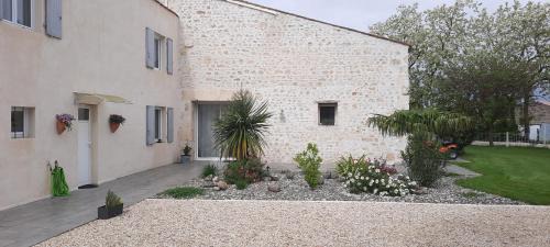 Balanzac Apartment | Gite 4 personnes avec piscine entre Saintes et Royan