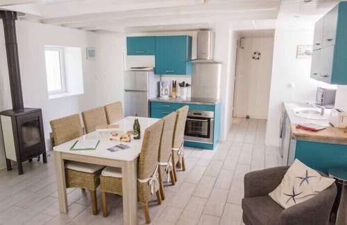 Saint-Evarzec House | Gite 6/7 pers à l'escale des elfes, with covered and heated swimming pool and garden