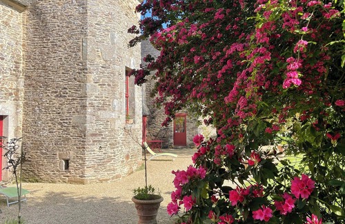 Plougonven House | Gite D'un Manoir du 15ème Avec Piscine Chauffée, Hammam, Jacuzzi et Grand Parc