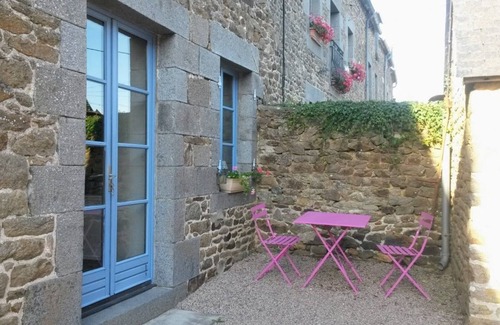 Pleudihen-sur-Rance House | Gite in typical farmhouse on the banks of Rance