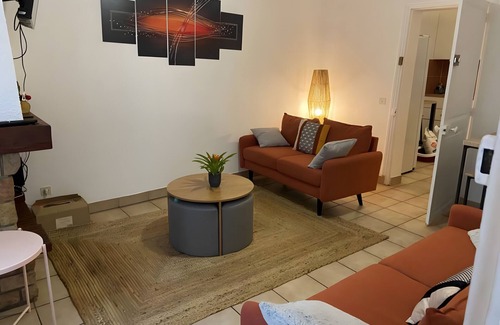Bourges Cottage | Gîte "La Maison du Ruisseau" with Private Terrace, Balcony and Wi-Fi
