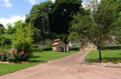 Decize Cottage | Gîte "Loire" park with trees bordering the Loire in a small tourist town.