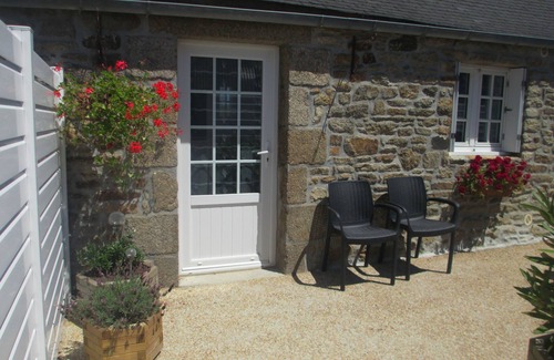 Landunvez House | Gite menhir ground floor between land and sea