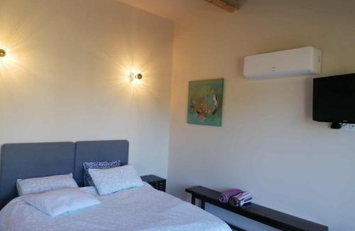 Crespian House | Gite neuf avec accès sauna, bain a remous et piscine
