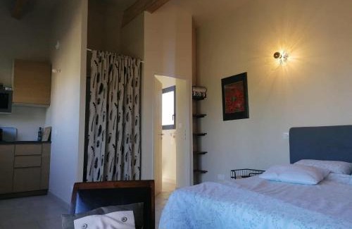 Crespian House | Gite neuf avec accès sauna, bain a remous et piscine