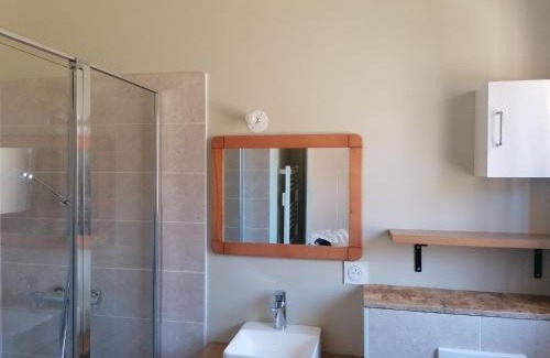 Crespian House | Gite neuf avec accès sauna, bain a remous et piscine