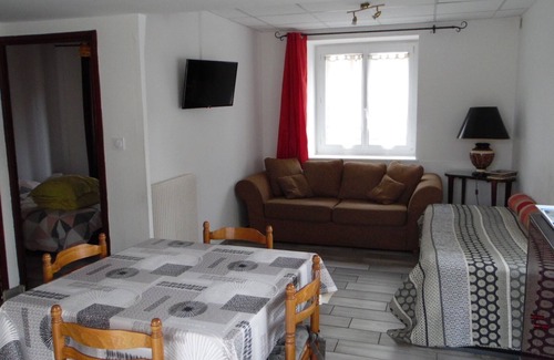 Aveze Apartment | Gîte Sancy, ground floor apartment in bucolic village. Pets allowed